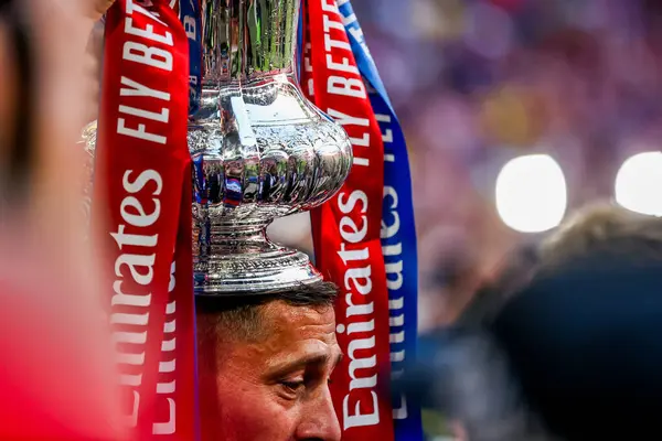 Crystal Palace 'dan Matt Turner, 17 Mayıs 202' de İngiltere 'nin Wembley Stadyumu' nda oynanan Emirates FA Cup final maçı sonrasında FA Cup 'ı kaldırdı.