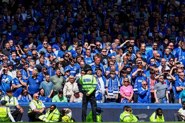 18 Mayıs 2025 'te Goodison Park, Liverpool' da oynanan Premier League maçında Everton ve Southampton maçı öncesinde The Winslowe Hotel 'in önünde Everton taraftarları