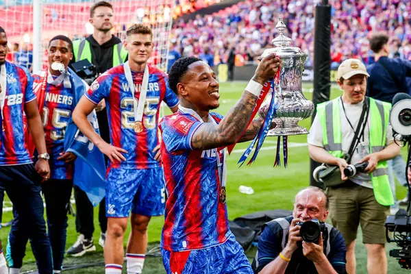 Crystal Palace 'dan Nathaniel Clyne, 17 Mayıs 202' de Wembley, Londra 'daki Manchester City' de oynanan Emirates FA Cup final maçı sonrasında taraftarların önünde FA Cup 'ı kaldırdı.