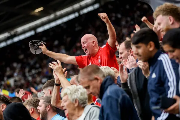 Nottingham Forest taraftarları takımın 18 Mayıs 202 'de Londra' daki Londra Stadyumu 'nda oynanan Premier League maçında oynadığı ikinci golü kutluyorlar.