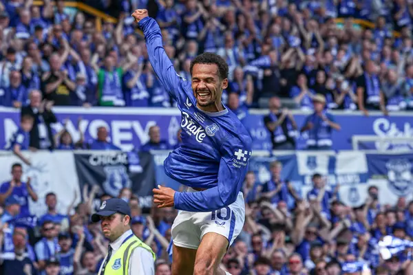 Everton 'dan Iliman Ndiaye, 18 Mayıs 2025' te Goodison Park, Liverpool, İngiltere 'de oynanan Premier League maçında Everton' a karşı Southampton maçında 2-0 'lık galibiyet golünü kutluyor.