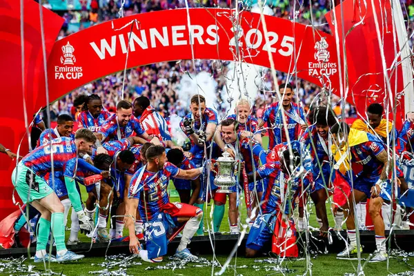 Crystal Palace, 17 Mayıs 202 tarihinde İngiltere 'nin Wembley Stadyumu' nda oynanan ve Manchester City ile oynanan FA Cup final maçı sonrasında FA Cup 'ı kaldırdı.