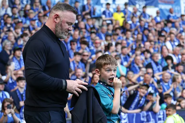 Wayne Rooney, 18 Mayıs 2025 'te Goodison Park, Liverpool, İngiltere' de oynanan Premier League maçı Everton ve Southampton maçından sonra oğluyla birlikte Goodison Park 'ın mirasını kutluyor.
