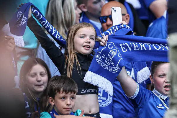 18 Mayıs 2025 'te Goodison Park, Liverpool' da oynanan Premier League maçında Everton ve Southampton maçı öncesinde The Winslowe Hotel 'in önünde Everton taraftarları