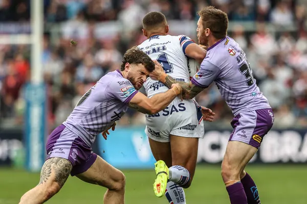 Warrington Wolves 'tan Connor Wrench ve Warrington Wolves' tan Marc Sneyd, Betfred Süper Lig 11. Raundunda Wakefield Trinity 'nin Warrington Wolves' a karşı oynadığı maçta Corey Hall of Wakefield Trinity 'yi yendi.