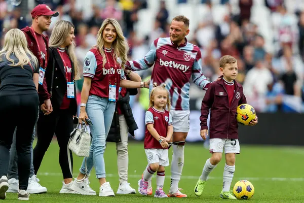 West Ham United 'ın oyuncuları ve aileleri, 18 Mayıs 2025' te Londra 'daki Londra Stadyumu' nda oynanan Premier League maçında West Ham United ve Nottingham Forest maçının ardından onur turunu tamamladılar.