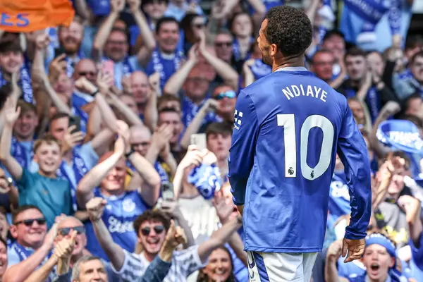 18 Mayıs 2025 'te Goodison Park, Liverpool' da oynanan Premier League maçında Everton ve Southampton maçı öncesinde The Winslowe Hotel 'in önünde Everton taraftarları