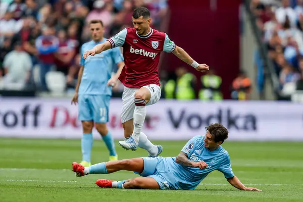 West Ham United takımından Guido Rodriguez 18 Mayıs 2025 'te Londra' daki Londra Stadyumu 'nda oynanan Premier League maçı sırasında Nottingham Ormanı' ndan Nicolas Dominguez 'e karşı mücadele etti.