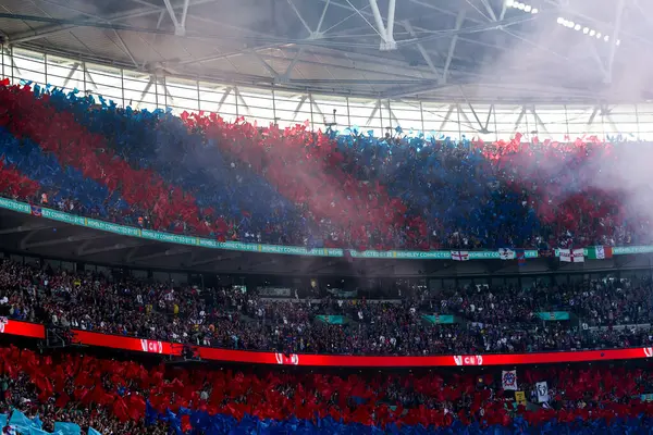 Crystal Palace taraftarları 17 Mayıs 202 'de Londra' daki Wembley Stadyumu 'nda oynanan Crystal Palace ile Manchester City arasındaki FA Cup final maçı öncesinde bayrak sallıyor.