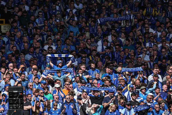 18 Mayıs 2025 'te Goodison Park, Liverpool' da oynanan Premier League maçında Everton ve Southampton maçı öncesinde The Winslowe Hotel 'in önünde Everton taraftarları