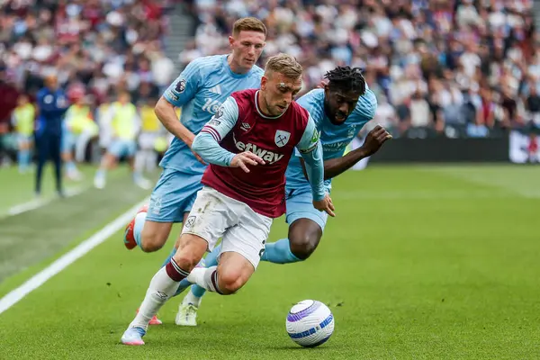 West Ham United 'dan Jarrod Bowen, Premier League maçı sırasında Nottingham Ormanı' ndan Elliot Anderson ve Anthony Elanga tarafından Londra Stadyumu 'nda oynanan West Ham United - Nottingham Forest maçı sırasında baskı altına alındı.