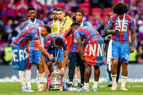 Kristal Saray, 17 Mayıs 202 'de İngiltere' nin Wembley Stadyumu 'nda oynanan ve Manchester City ile oynanan FA Cup final maçı sonrasında takımların zaferini FA Cup ile kutladı.