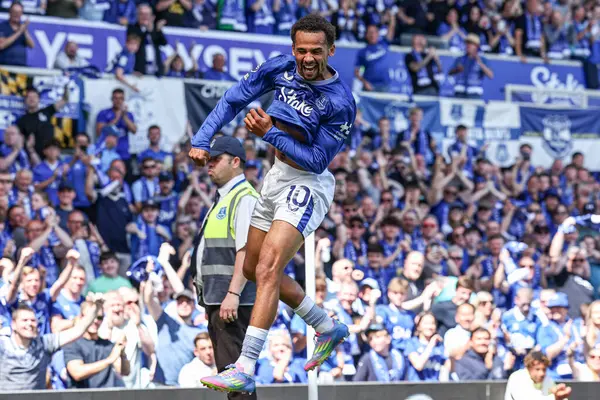 Everton 'dan Iliman Ndiaye, 18 Mayıs 2025' te Goodison Park, Liverpool, İngiltere 'de oynanan Premier League maçında Everton' a karşı Southampton maçında 2-0 'lık galibiyet golünü kutluyor.