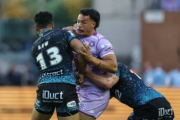 Wigan Warriors 'dan Tyler Dupree, Leigh Leopards' dan Isaac Liu tarafından oynanan Betfred Süper Lig 11. Raundunda Wigan Warriors, Wigan, İngiltere 'deki The Brick Community Stadyumu' nda Leigh Leopards 'a karşı oynadığı karşılaşmada yenildi.