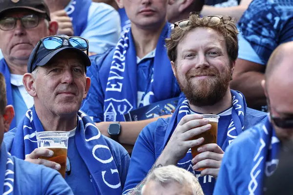 18 Mayıs 2025 'te Goodison Park, Liverpool' da oynanan Premier League maçında Everton ve Southampton maçı öncesinde The Winslowe Hotel 'in önünde Everton taraftarları