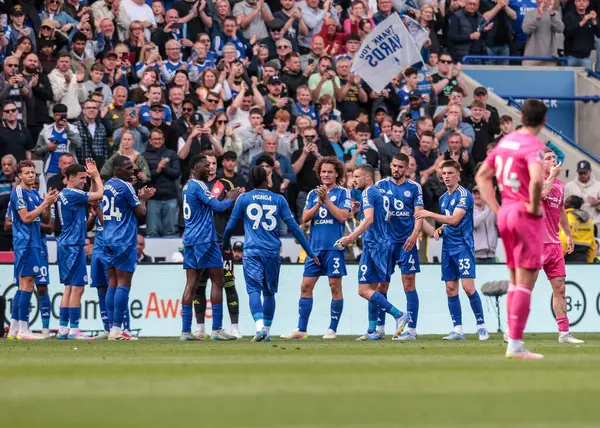 Leicester City 'den Jamie Vardy, 18 Mayıs 202' de King Power Stadyumu 'nda Leicester City ile Ipswich Town arasındaki Premier League maçında sahadan çıkarken onur kıtasını aldı.