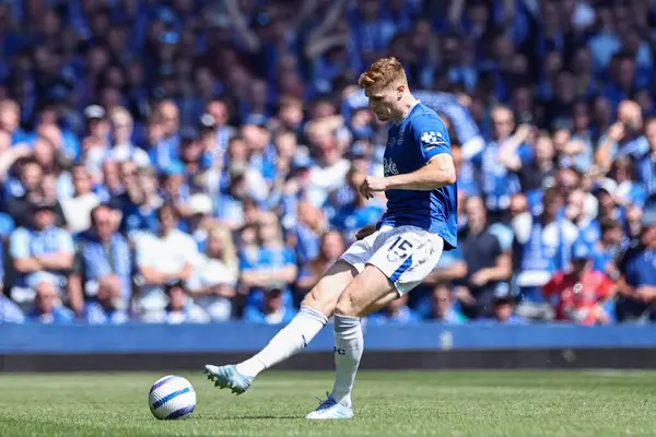 Everton 'dan Jake O' Brien 18 Mayıs 2025 'te Goodison Park, Liverpool' da oynanan Premier League maçında topu ileri atıyor.