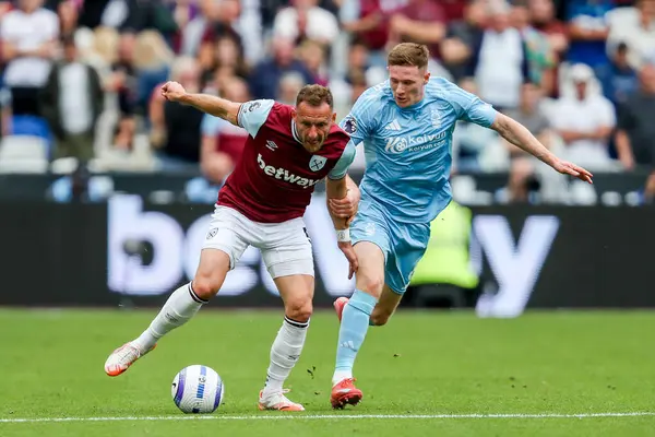 West Ham United takımından Vladimir Coufal, Premier League maçı sırasında Nottingham Ormanı 'ndan Elliot Anderson ile Londra Stadyumu, İngiltere' de oynanan 18 Mayıs 2025 'te oynanan West Ham United Nottingham Forest maçında top için mücadele etti.