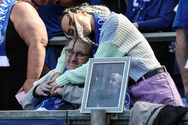 İki Everton taraftarı, 18 Mayıs 2025 'te Goodison Park, Liverpool, İngiltere' de oynanan Premier League maçından sonra mirası kutlayarak ve Goodison Park 'tan ayrıldıktan sonra üzüntüyle kucaklaşıyor.