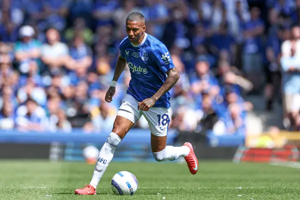 Everton 'dan Ashley Young, 18 Mayıs 2025' te Goodison Park, Liverpool 'da oynanan Premier League maçında Everton' a karşı Southampton 'da topla ilerliyor.