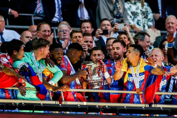 Kristal Saray 'dan Marc Guehi ve Joel Ward, 17 Mayıs 202' de İngiltere 'nin Wembley Stadyumu' nda oynanan Emirates FA Cup final maçı sonrasında FA Cup 'ı kaldırdılar.