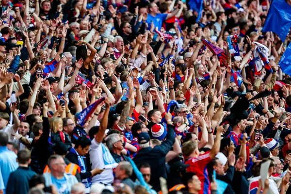 Crystal Palace taraftarları, 17 Mayıs 202 'de İngiltere' nin Wembley Stadyumu 'nda oynanan ve Manchester City ile oynanan FA Cup final maçı sonrasında kazandığı galibiyeti kutluyor.