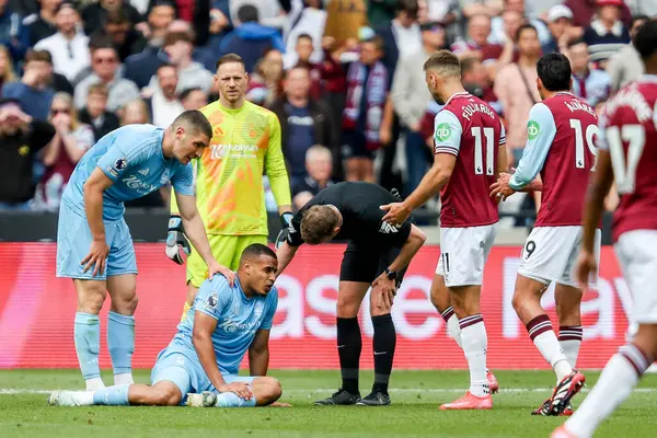 Nottingham Ormanı 'ndan Murillo Santiago, 18 Mayıs 2025' te Londra 'daki Londra Stadyumu' nda oynanan Premier League maçı sırasında sakatlandı.