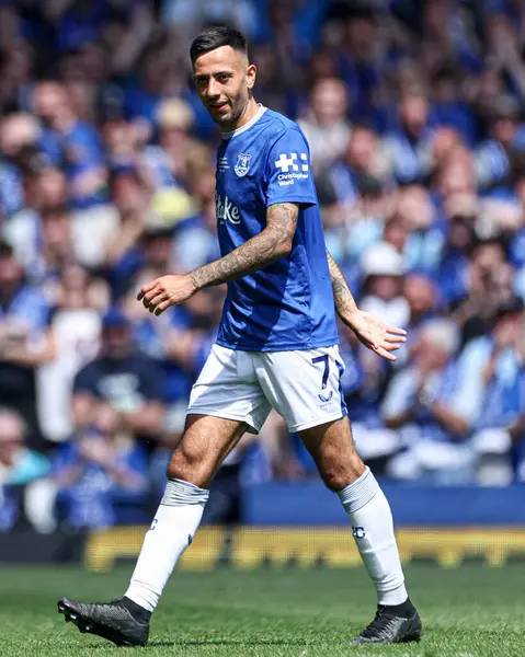 Everton 'dan Dwight McNeil, 18 Mayıs 2025' te İngiltere 'nin Liverpool kenti Goodison Park' ta oynanan Premier League maçı sırasında taraftarlara el sallıyor.