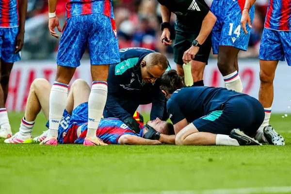 Kristal Saray 'dan Adam Wharton, 17 Mayıs 202' de İngiltere 'nin Wembley Stadyumu' nda oynanan Crystal Palace - Manchester City maçında sakatlandı.