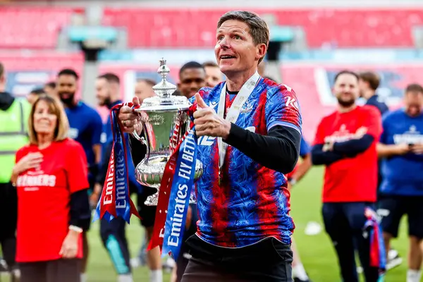 Crystal Palace 'dan Oliver Glasner, 17 Mayıs 202' de Wembley Stadyumu 'nda oynanan Emirates FA Cup final maçı sonrasında taraftarların önünde FA Cup' ı kaldırdı.