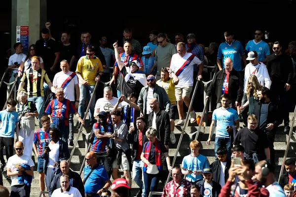 Taraftarlar, 17 Mayıs 202 'de Wembley, Londra' daki Manchester City 'ye karşı oynanan Emirates FA Cup final maçı öncesinde Wembley Stadyumu' na geldiler.