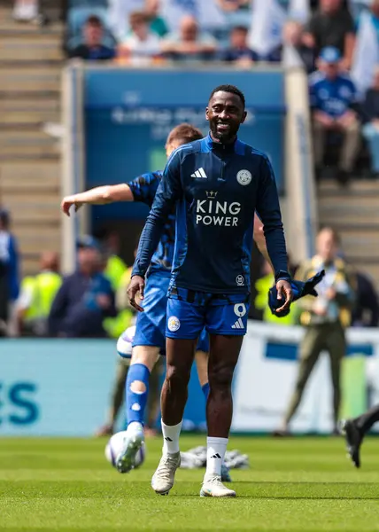 Leicester City 'den Wilfred Ndidi Premier Lig maçı sırasında King Power Stadyumu' nda Leicester City 'ye karşı Ipswich Town maçında ısınma turunda, 18 Mayıs 202