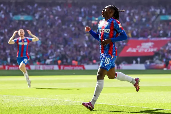 Kristal Saray 'dan Eberechi Eze, 17 Mayıs 202' de Londra 'daki Wembley Stadyumu' nda oynanan Emirates FA Cup final maçında 1-0 'lık galibiyet golünü kutluyor.