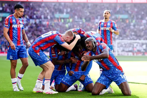 Kristal Saray 'dan Eberechi Eze, 17 Mayıs 202' de Londra 'daki Wembley Stadyumu' nda oynanan Emirates FA Cup final maçında takım arkadaşlarıyla 1-0 'lık galibiyetini kutluyor.