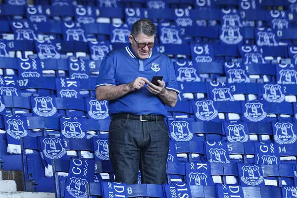 18 Mayıs 2025 'te Goodison Park, Liverpool' da oynanan Premier League maçında Everton ve Southampton maçı öncesinde The Winslowe Hotel 'in önünde Everton taraftarları