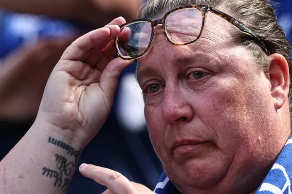 Everton taraftarı, 18 Mayıs 2025 'te Goodison Park, Liverpool' da oynanan Premier League maçından sonra Goodison Park 'tan ayrılarak mirası kutlarken gözyaşlarına boğuldu.