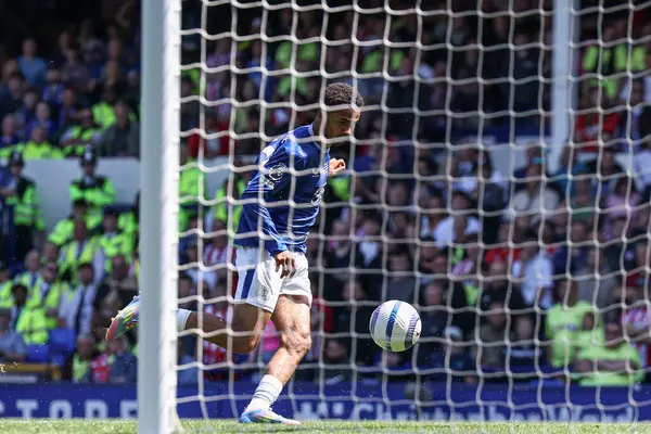 18 Mayıs 2025 'te Goodison Park, Liverpool' da oynanan Premier League maçında Everton ve Southampton maçı öncesinde The Winslowe Hotel 'in önünde Everton taraftarları