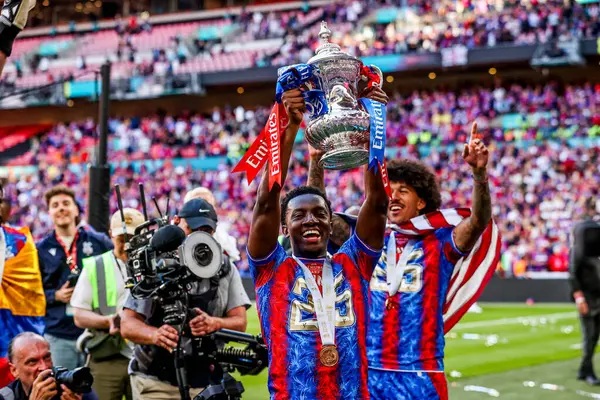 Kristal Saray 'dan Eddie Nketiah, 17 Mayıs 202' de İngiltere 'nin Wembley Stadyumu' nda oynanan Emirates FA Cup final maçı sonrasında takımların zaferini FA Cup ile kutluyor.