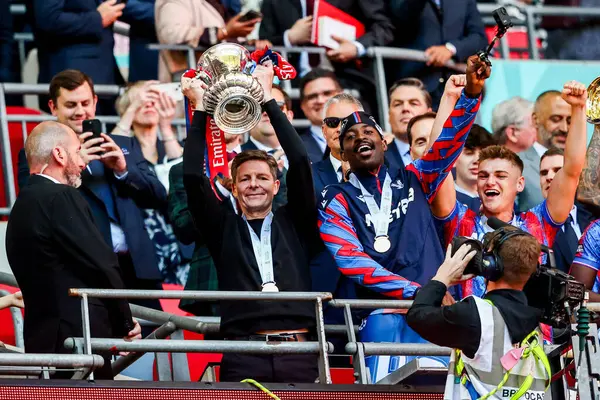 Kristal Saray 'dan Oliver Glasner, 17 Mayıs 202' de İngiltere 'nin Wembley Stadyumu' nda oynanan Emirates FA Cup final maçı sonrasında FA Cup 'ı kaldırdı.