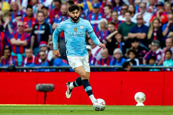 Manchester City 'den Josko Gvardiol, 17 Mayıs 202' de İngiltere 'nin Wembley Stadyumu' nda oynanan Emirates FA Cup final maçında topla koşuyor.