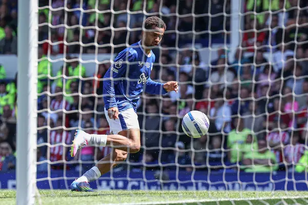 18 Mayıs 2025 'te Goodison Park, Liverpool' da oynanan Premier League maçında Everton ve Southampton maçı öncesinde The Winslowe Hotel 'in önünde Everton taraftarları