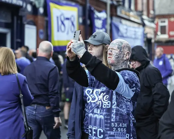 18 Mayıs 2025 'te Goodison Park, Liverpool' da oynanan Premier League maçında Everton ve Southampton maçı öncesinde The Winslowe Hotel 'in önünde Everton taraftarları