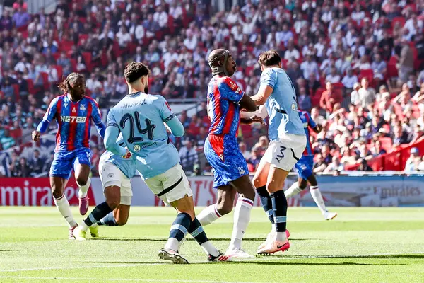 Kristal Saray 'dan Eberechi Eze, 17 Mayıs 202' de Londra 'nın Wembley Stadyumu' nda oynanan FA Cup Finali karşılaşmasında 1-0 berabere kaldı.