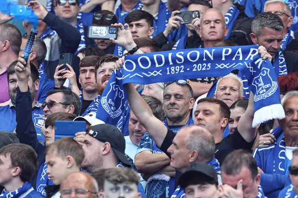 18 Mayıs 2025 'te Goodison Park, Liverpool' da oynanan Premier League maçında Everton ve Southampton maçı öncesinde The Winslowe Hotel 'in önünde Everton taraftarları