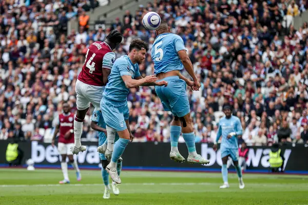 West Ham United takımından Mohammed Kudus 18 Mayıs 2025 'te Londra' daki Londra Stadyumu 'nda oynanan Premier League maçında topu sürüyor.