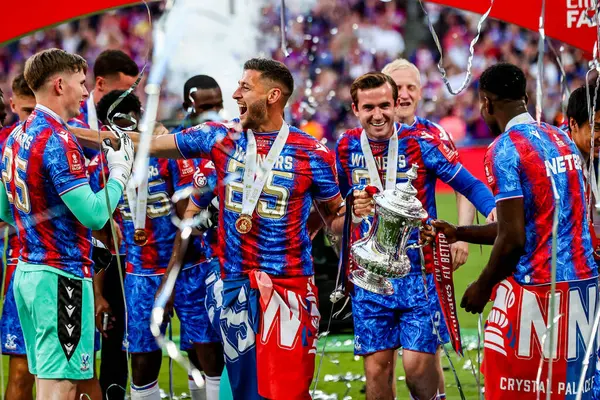 Crystal Palace, 17 Mayıs 202 tarihinde İngiltere 'nin Wembley Stadyumu' nda oynanan ve Manchester City ile oynanan FA Cup final maçı sonrasında FA Cup 'ı kaldırdı.