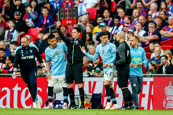 Manchester City 'den Phil Foden, 17 Mayıs 202' de İngiltere 'nin Wembley Stadyumu' nda oynanan ve Manchester City 'ye karşı oynanan FA Cup final maçında sahaya çıktı.