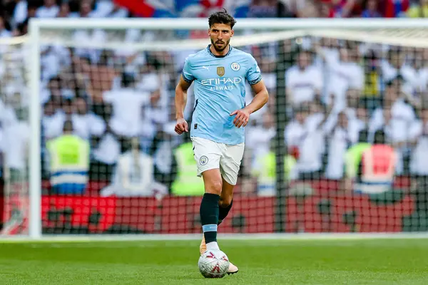 Manchester City 'den Ruben Dias, 17 Mayıs 202' de İngiltere 'nin Wembley Stadyumu' nda oynanan ve Manchester City 'ye karşı oynanan Uluslararası Kupa Finali' nde topla birlikte koşuyor.