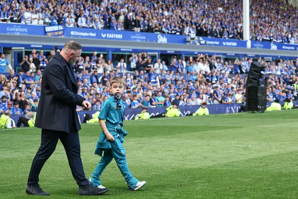 Wayne Rooney, 18 Mayıs 2025 'te Goodison Park, Liverpool, İngiltere' de oynanan Premier League maçı Everton ve Southampton maçından sonra oğluyla birlikte Goodison Park 'ın mirasını kutluyor.