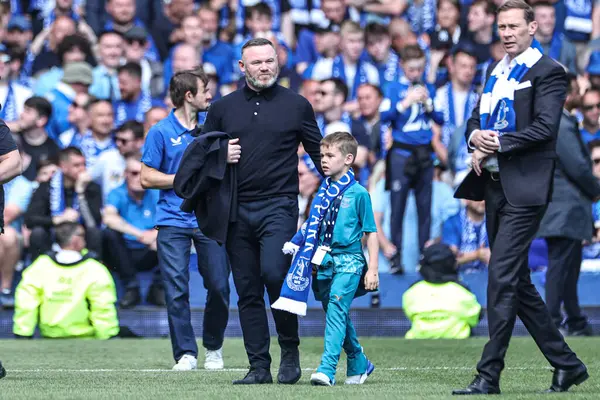 18 Mayıs 2025 'te Goodison Park, Liverpool' da oynanan Premier League maçında Everton ve Southampton maçı öncesinde The Winslowe Hotel 'in önünde Everton taraftarları